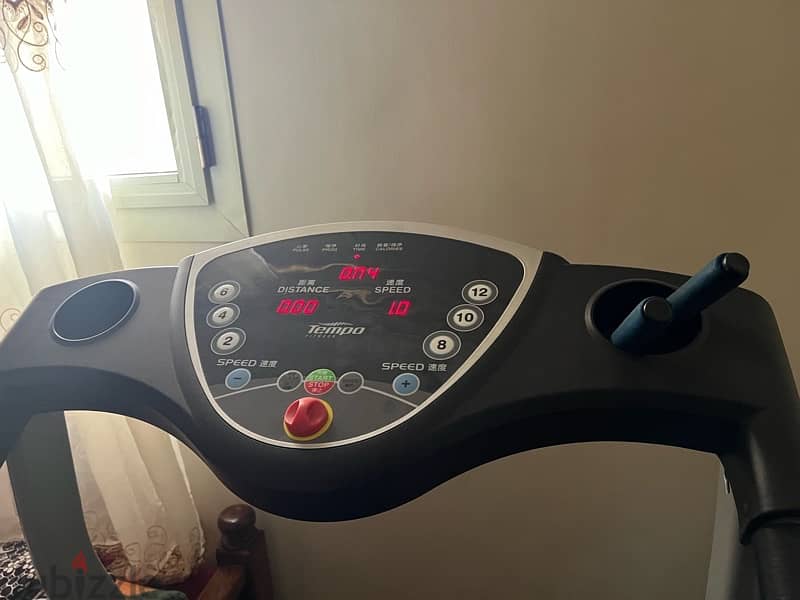 مشاية كهربائية Tempo Fitness HF-8403 بحالة ممتازة. وزن 120 كجم، اسود، 1