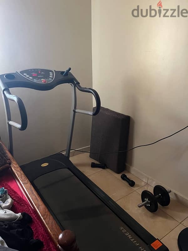 مشاية كهربائية Tempo Fitness HF-8403 بحالة ممتازة. وزن 120 كجم، اسود، 2