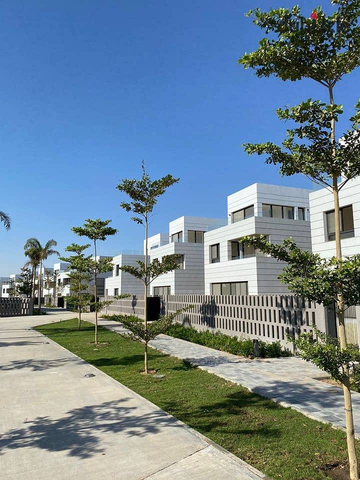 For sale, a 5-room stand-alone villa with an area of ​​320 square meters and installments up to 8 years in Al Burouj Compound in Shorouk 0