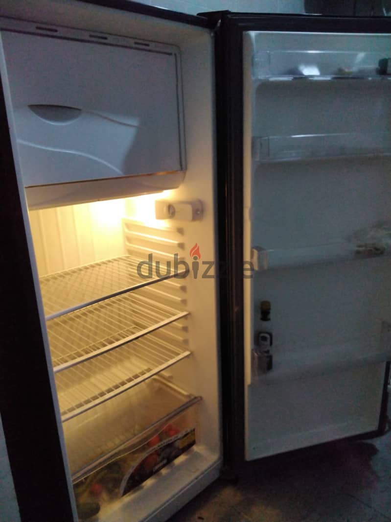 تلاجه Zanussi باب واحد لون اسود ف حاله جيده جدا جدا مع وجود الضمان 2