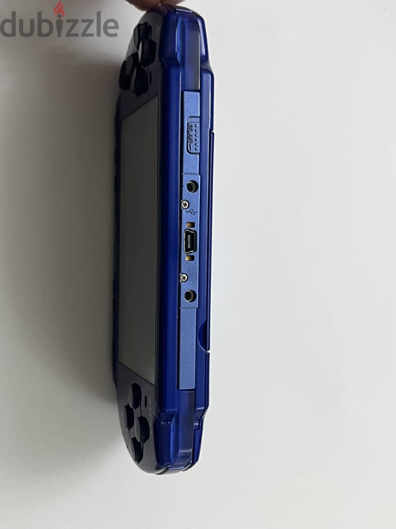 PSP 2000 (Metallic Blue) 1