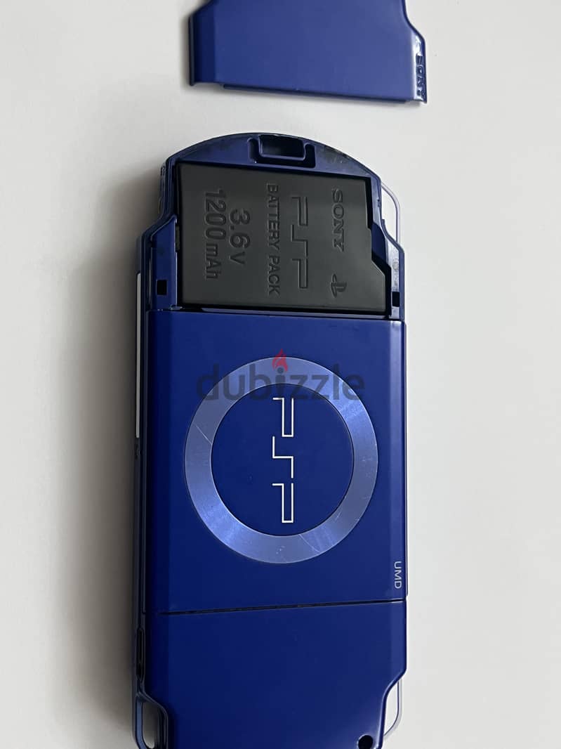 PSP 2000 (Metallic Blue) 4