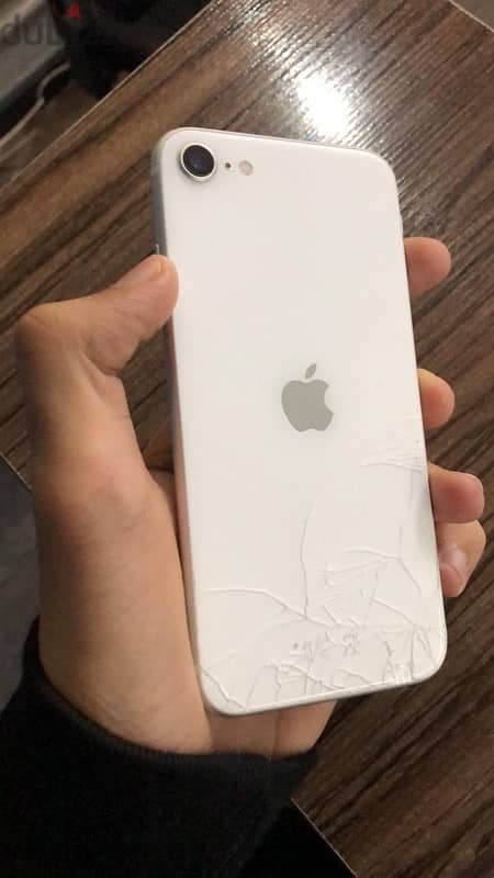 للبيع iPhone SE2020 128 GB الجيل التاني في كسر في الضهر حالته مممتازه 3