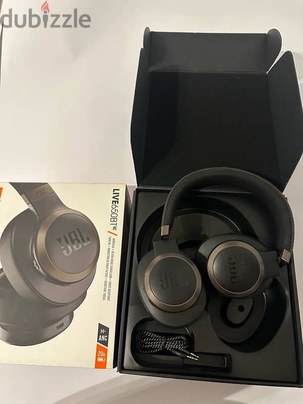 JBL Live 650BT Wireless Headphones 3