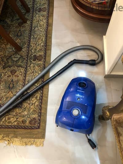 vaccum cleaner مكنسه كهربائية سامسونج  بحالة جيدة جدا