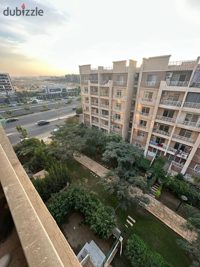 Apartment for sale in Madinaty, 82 square meters in B7, end unit, steps away from services and the strip mall, close to Craft Zone and All Seasons 0