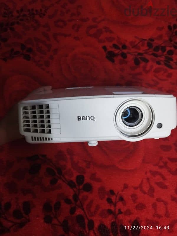 جهاز بروجكتر BenQ معاه كل مشتملاته استعمال كفيف جدا 1