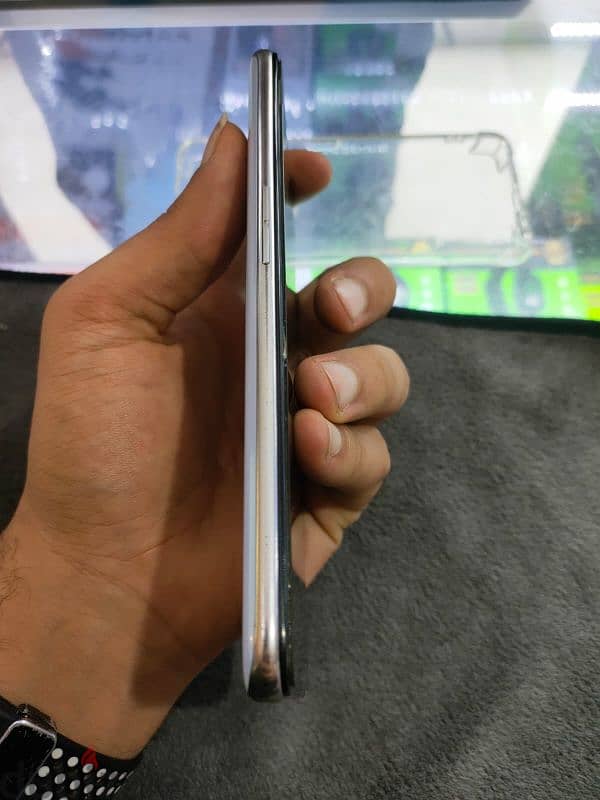 موبايل oppo Reno 2f لونة لبني او سماوي 4