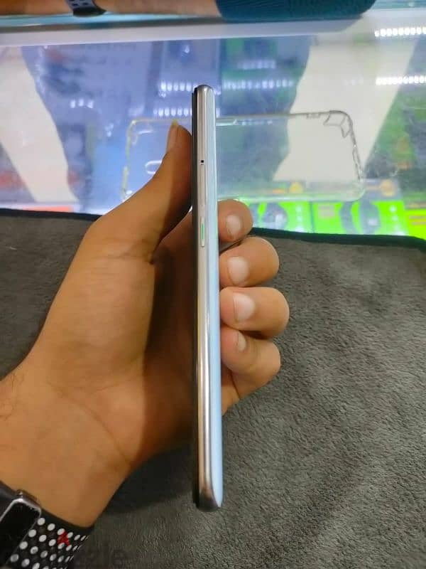 موبايل oppo Reno 2f لونة لبني او سماوي 5