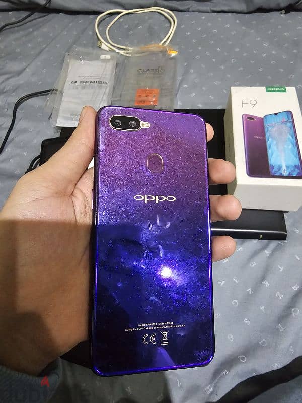 Oppo F9 معاه علبته و ٦ جرابات 6