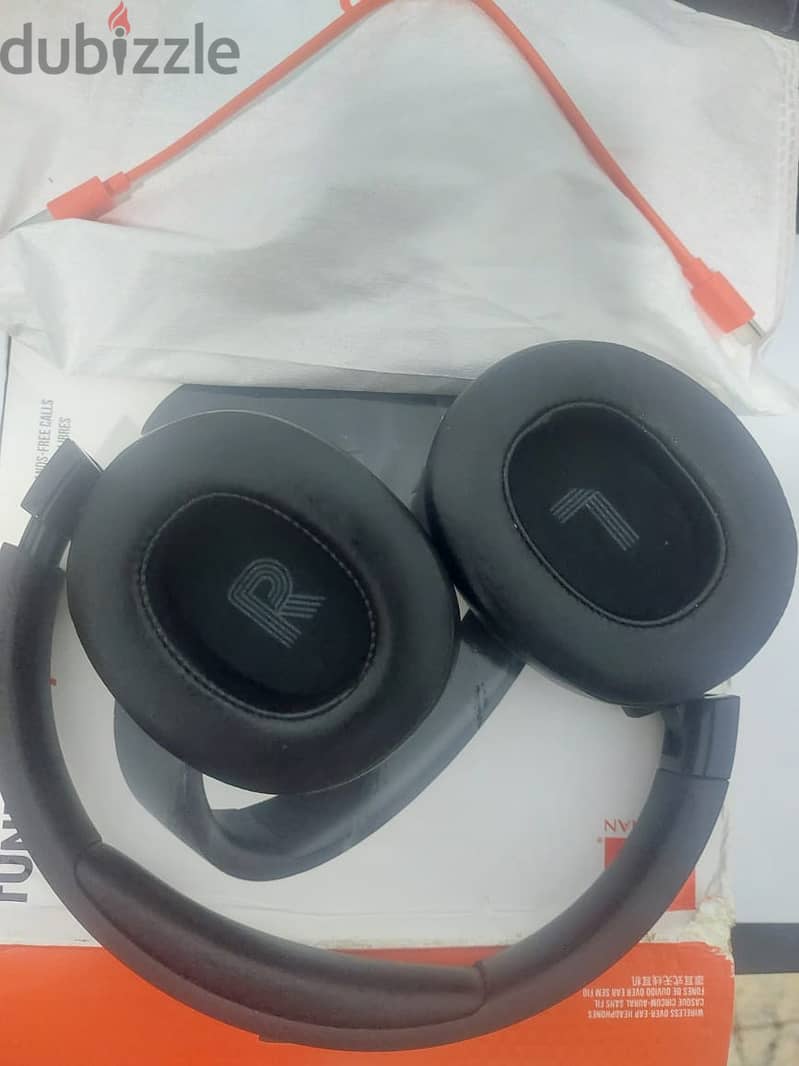 Tune 720Bt Wireless Over Ear Headphone(JBL) 1