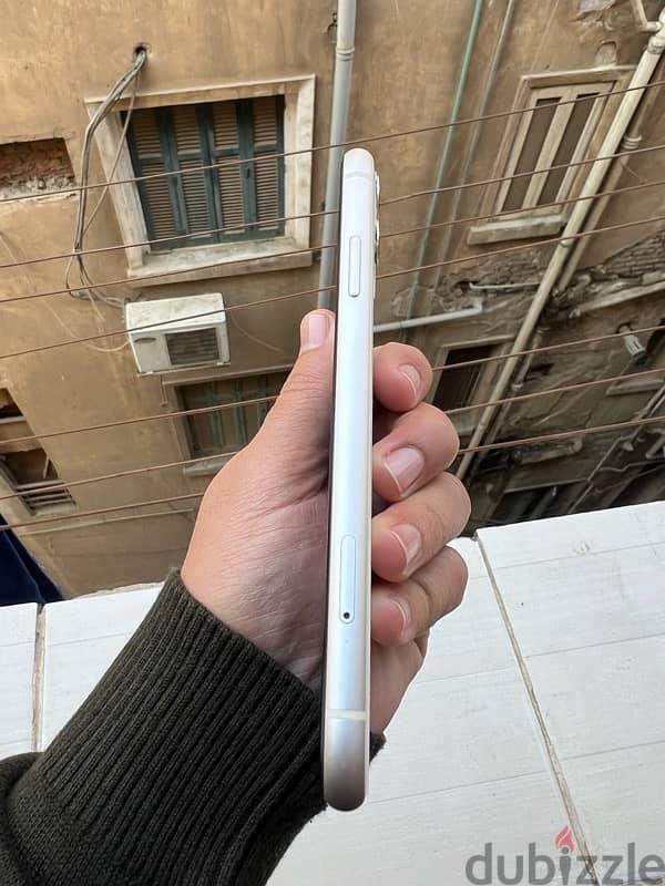 iPhone 11 white 4