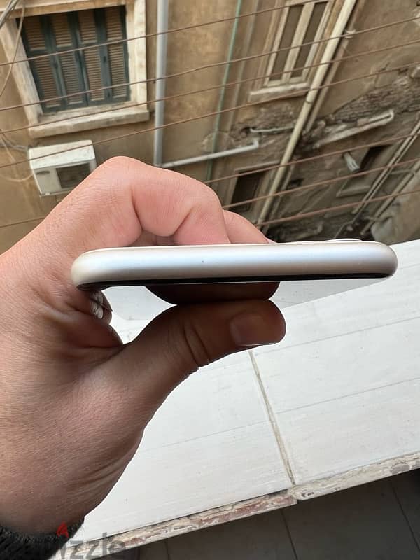 iPhone 11 white 5