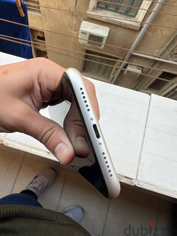 iPhone 11 white 6