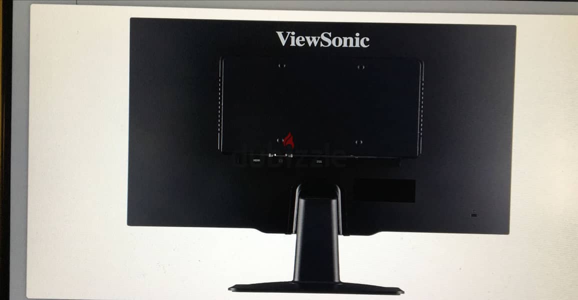 excellent monitor for gaming, watching movie and working. No scratches 2