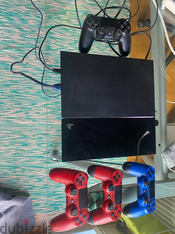 PS4 500GB + 4 Controllers 0