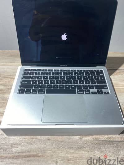 MacBook Air  m1 بالكرتونه