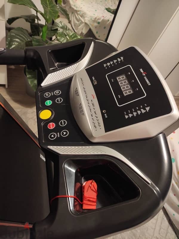 Multifunctional electric fitness treadmill and has a wonderful screen 3