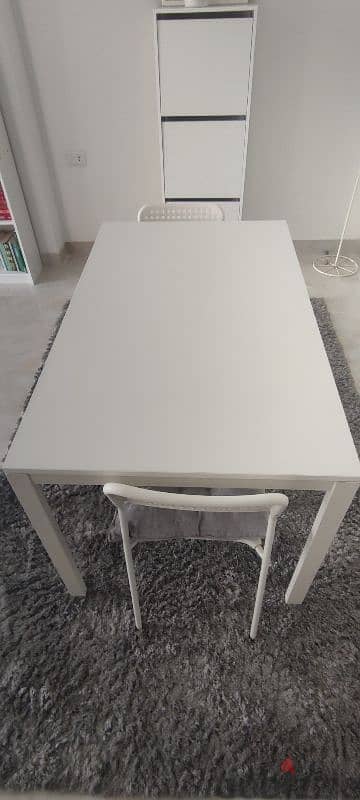 table with 2 chairs