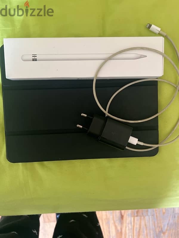 Ipad 6th gen used like new 32GB+ apple pen 1st gen+ charger 0