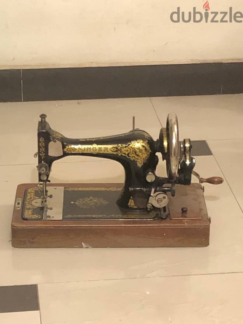 Antique Singer sewing machine 0