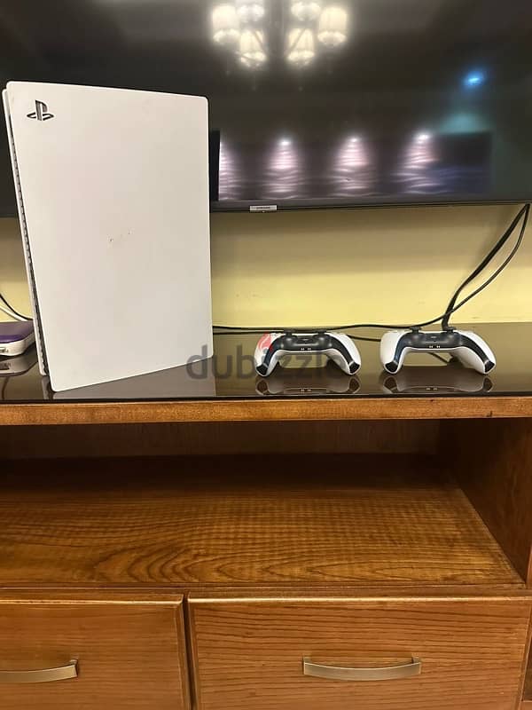 ps5 used like new with 2 joysticks 2