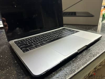 MacBook Pro (13-inch, 2017, Four Thunderbolt 3 Ports)