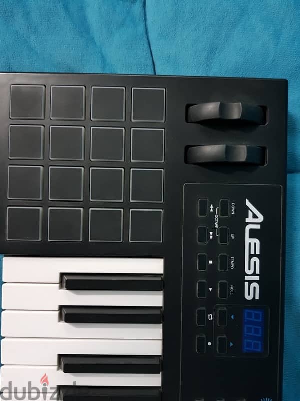 Alesis VI25 USB/MIDI keyboard controller 3