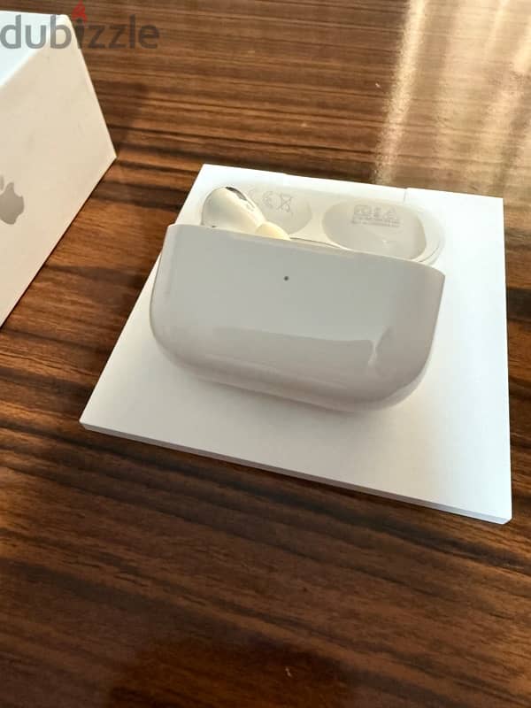 AirPods Pro 1 Wireless Charging Case with left Airpod only 1