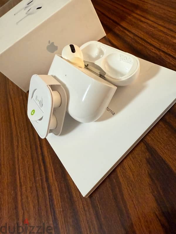 AirPods Pro 1 Wireless Charging Case with left Airpod only 2