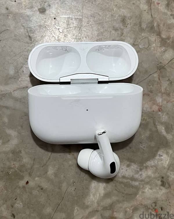 Airpods pro gen 1 with Right side and the case 1