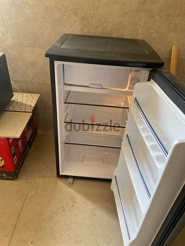 White whale mini bar refrigerator- 90L-used for only two months 1