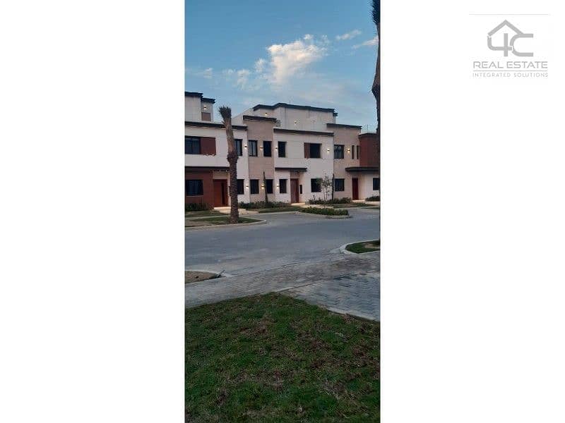 Townhouse Middle For Sale 176m With Garden 60m With The Lowest Price With Installments In Azzar Compound Resident In Fifth Settleme 0