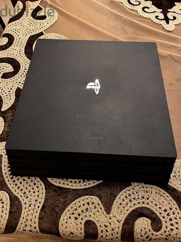 playstation 4 pro, very good condition woth box and only 2 controllers 1