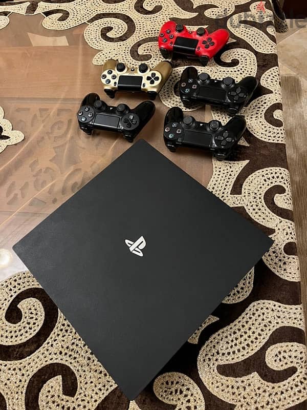 playstation 4 pro, very good condition woth box and only 2 controllers 6