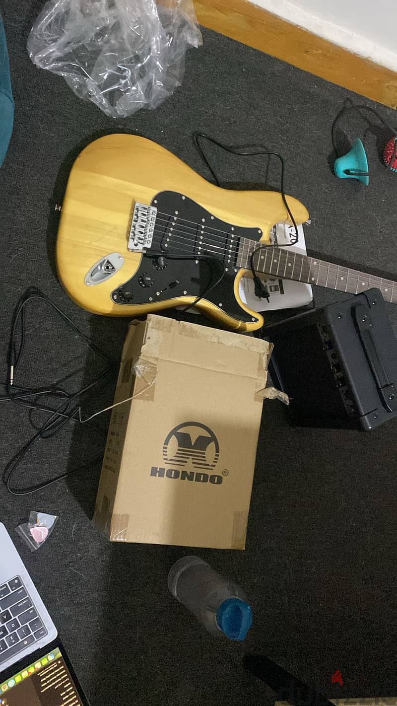 مجموعة Electric Guitar جديده تماما لسا في الضمان خرجت من العلبه بس 1