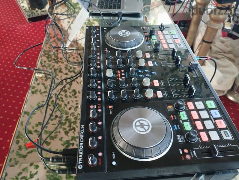 Taktor s4 dj controller 0