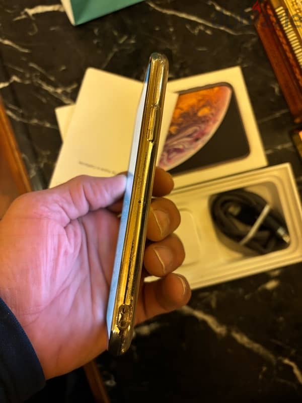 للبيع  IPHONE XS 256 جيجا ذهبي لون مميز بالكرتونة 6