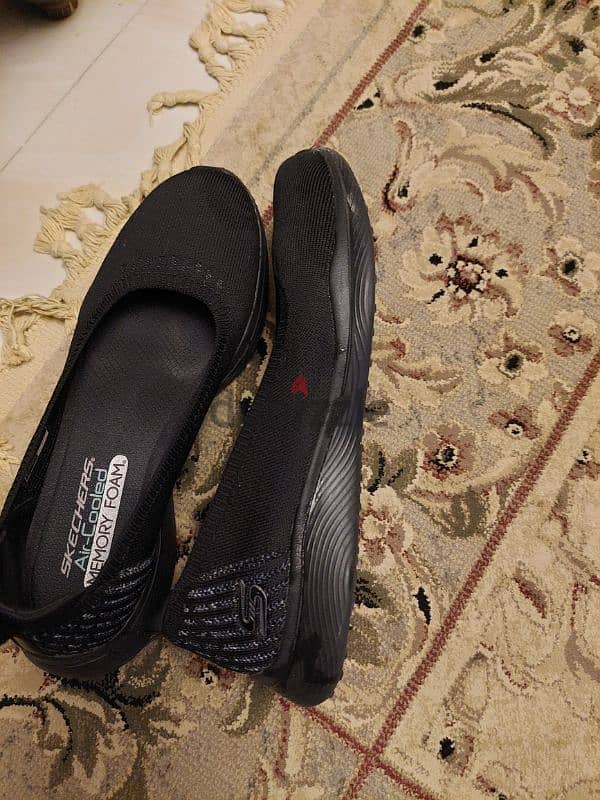 original sckechers, black 0