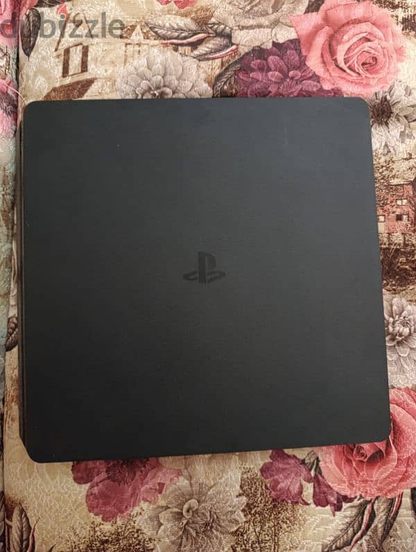 PS4 Slim 500 gb , 2 original controllers , 3 games 3