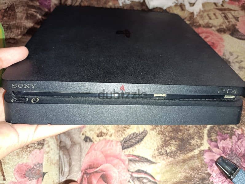 PS4 Slim 500 gb , 2 original controllers , 3 games 5