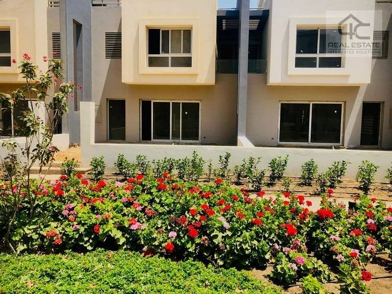 Lowest Price Townhouse 256m Ready to move Ultra Lux Finishing With Air Conditioning In The Center Of The Compound Hyde Park Teseen Street 0