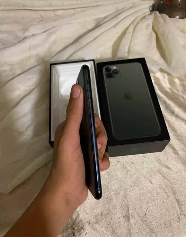 iphone 11 pro max حالة ممتازه ايفون ١١ بروماكس مغير شاشه 2