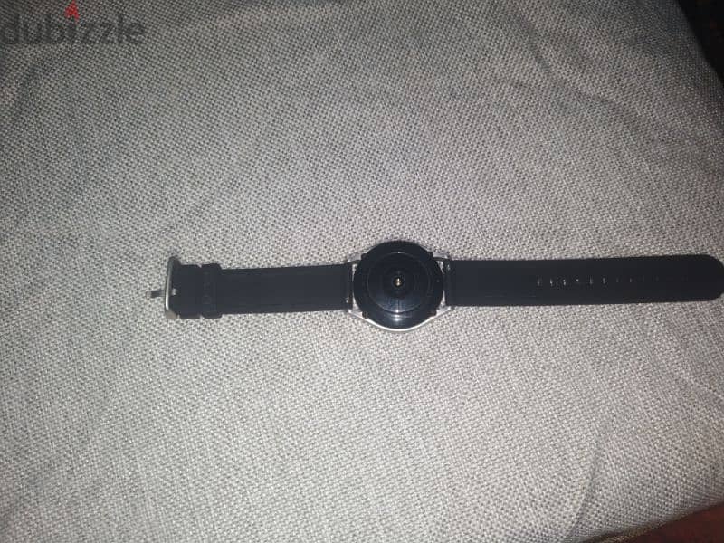 ساعه Samsung Galaxy watch 4 بالشاحن الاصلي بتاعها بس عايزة بطاريه 1