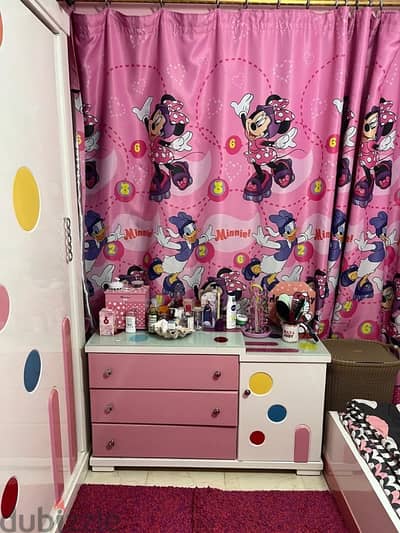 Girl’s bedroom in excellent condition غرفة نوم بنات بحالة ممتازة