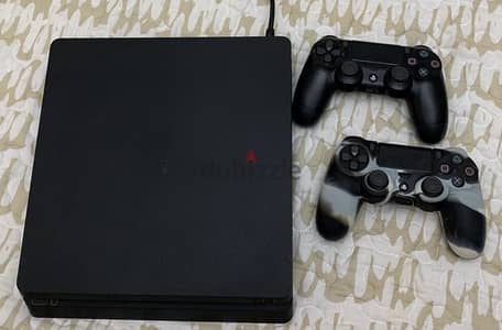 PlayStation 4 slim , 1 terabyte , 2 original controllers