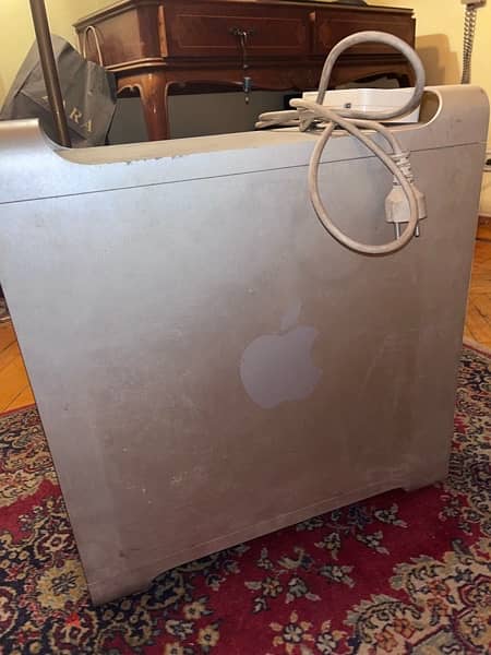 Apple Mac Pro tower case + 2 screens 0