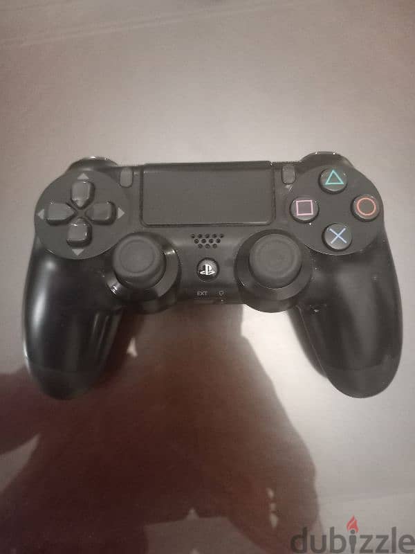 PlayStation 4 with 2 controllers 3