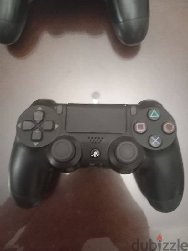 PlayStation 4 with 2 controllers 4