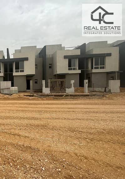 Ready to move Town House Modern Middle 225 m very prime location for Sale in Hyde Park with down payment and installments